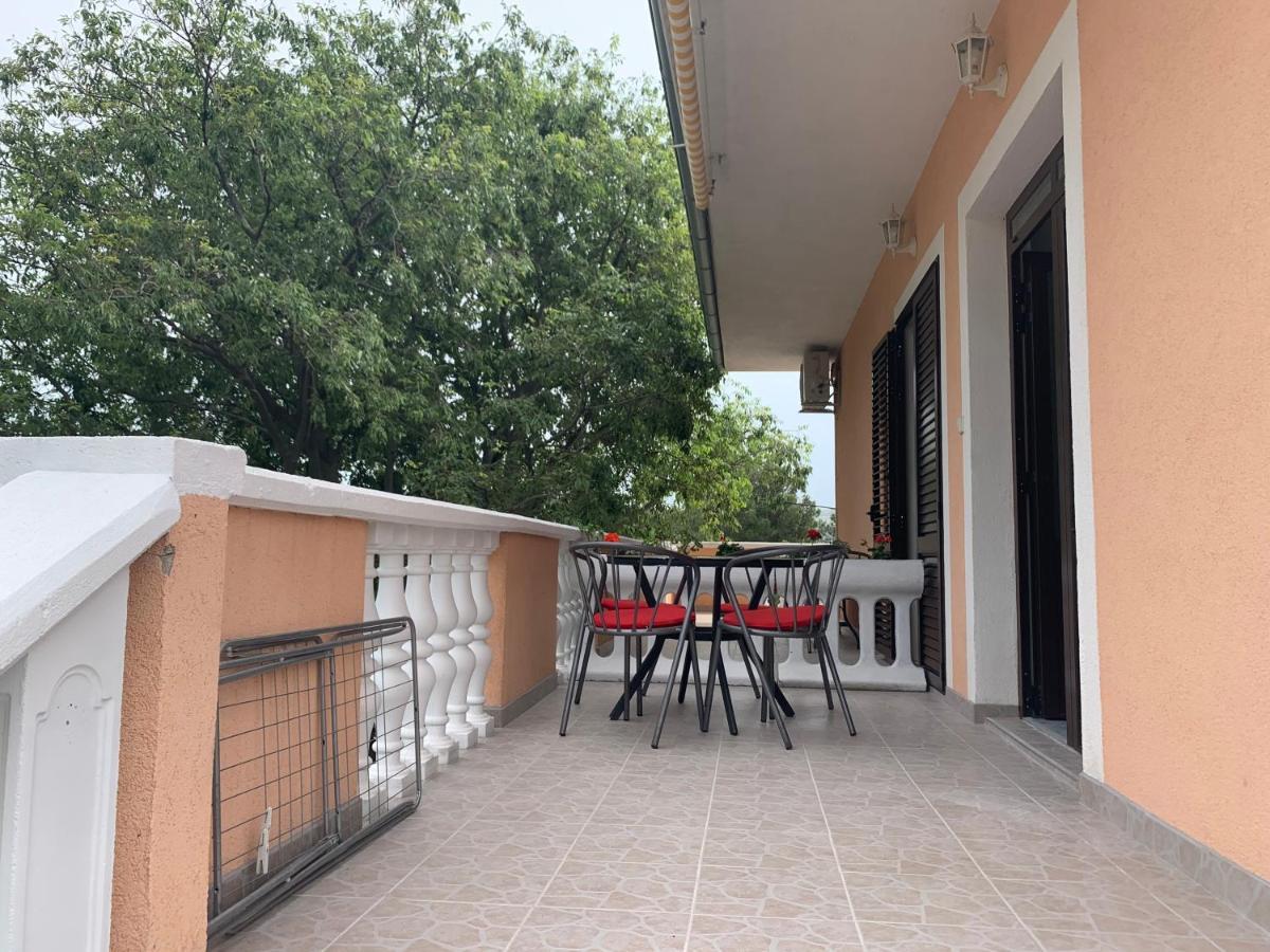 Apartmani Spomenka Селине Экстерьер фото